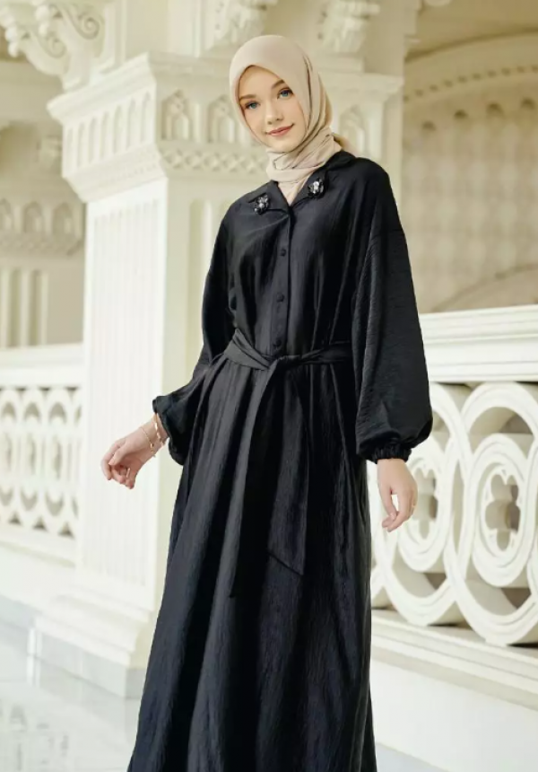 Dress dengan siluet A-line dan detail lipit di pinggang